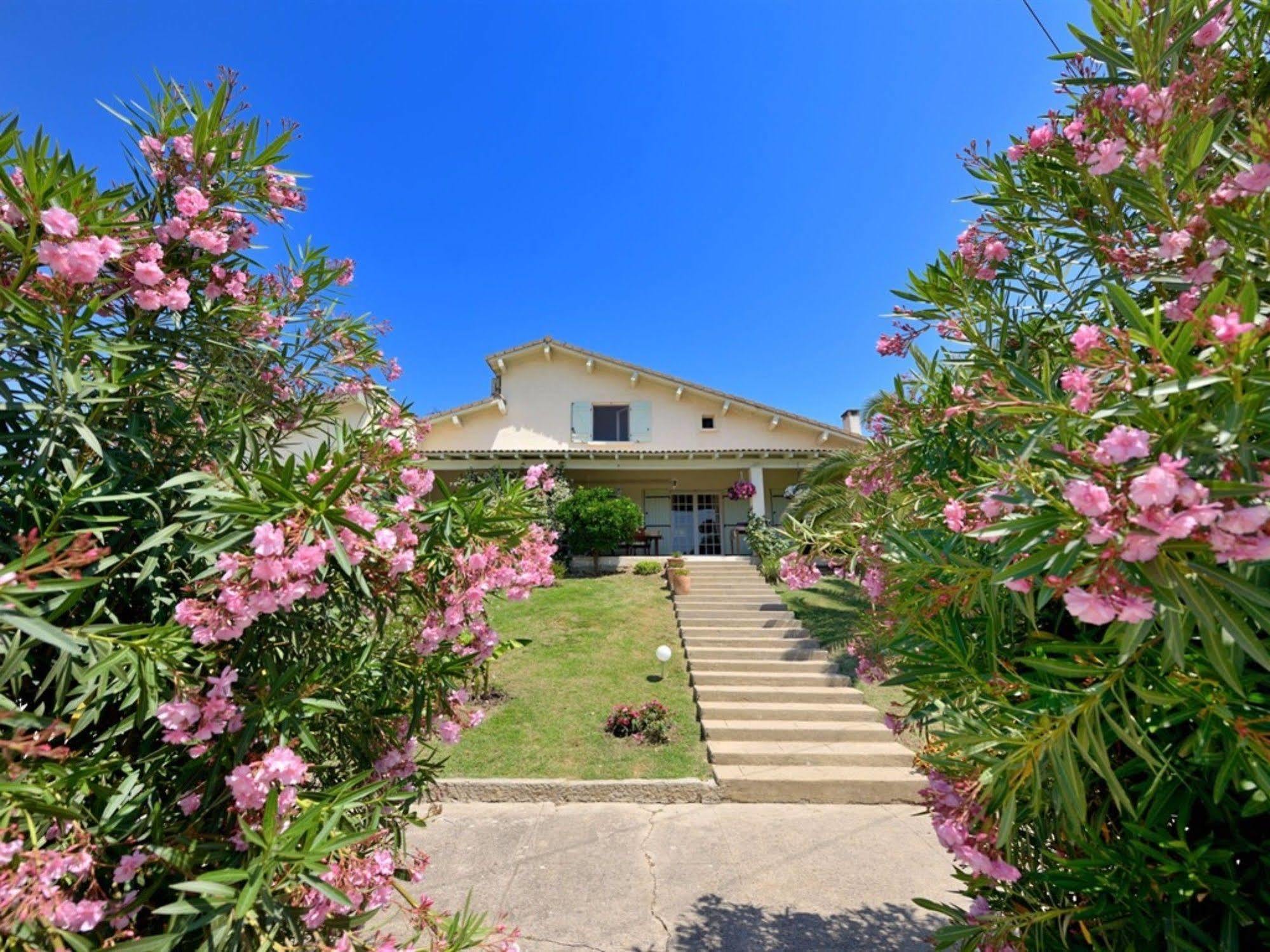 류넬 Mas Saint-Ange B&B 외부 사진